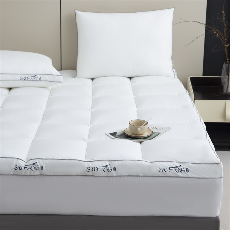 Logotipo personalizado Microfiber da cópia que enche a tela 40s Downproof com protetor de colchão tranqüilo Logotipo personalizado Microfiber da cópia que enche a tela 40s Downproof com protetor de colchão tranqüilo