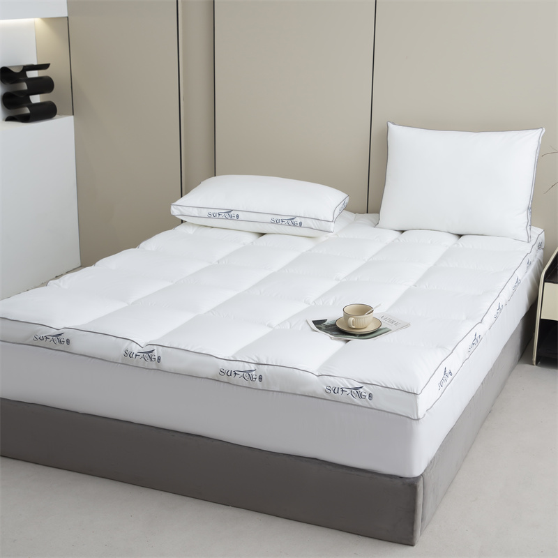 Logotipo personalizado Microfiber da cópia que enche a tela 40s Downproof com protetor de colchão tranqüilo Logotipo personalizado Microfiber da cópia que enche a tela 40s Downproof com protetor de colchão tranqüilo