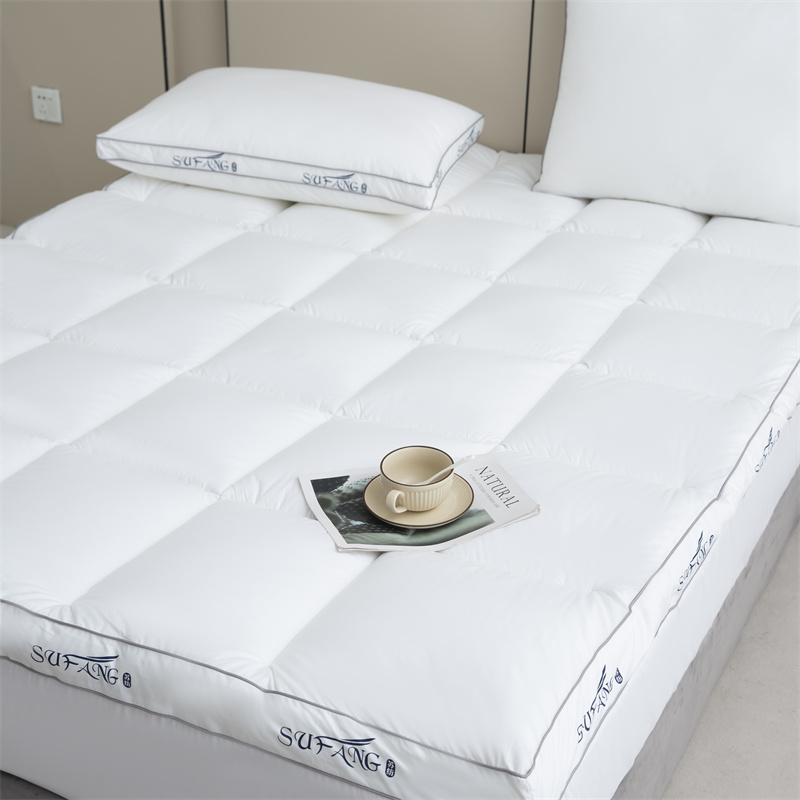 Logotipo personalizado Microfiber da cópia que enche a tela 40s Downproof com protetor de colchão tranqüilo Logotipo personalizado Microfiber da cópia que enche a tela 40s Downproof com protetor de colchão tranqüilo