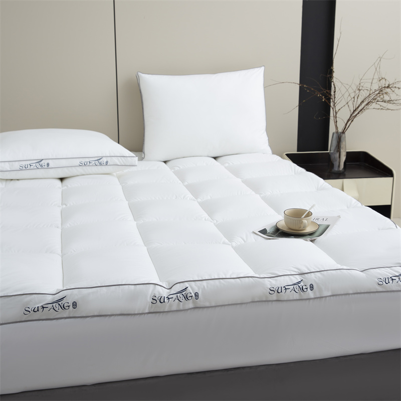 Logotipo personalizado Microfiber da cópia que enche a tela 40s Downproof com protetor de colchão tranqüilo Logotipo personalizado Microfiber da cópia que enche a tela 40s Downproof com protetor de colchão tranqüilo