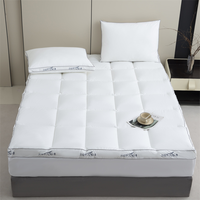 Logotipo personalizado Microfiber da cópia que enche a tela 40s Downproof com protetor de colchão tranqüilo Logotipo personalizado Microfiber da cópia que enche a tela 40s Downproof com protetor de colchão tranqüilo