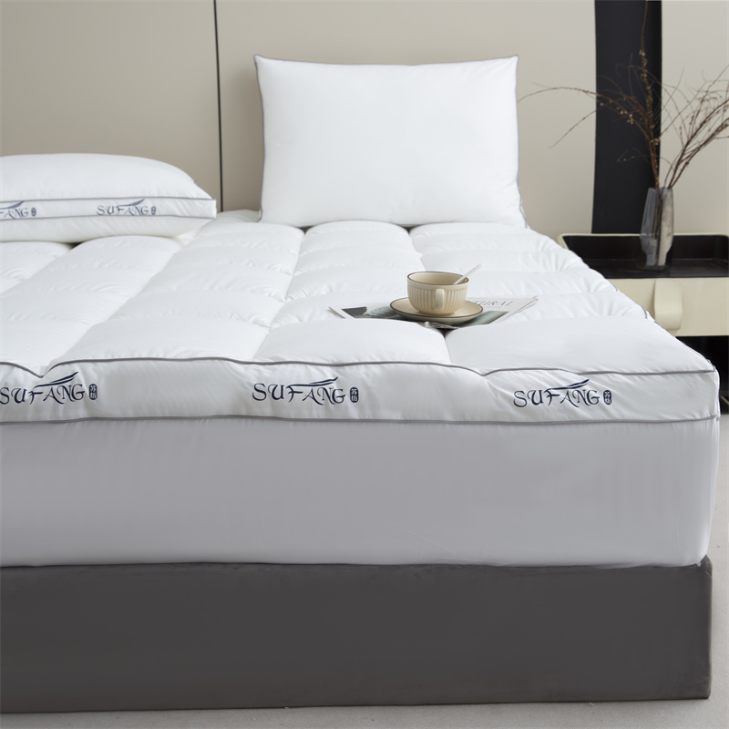 Logotipo personalizado Microfiber da cópia que enche a tela 40s Downproof com protetor de colchão tranqüilo Logotipo personalizado Microfiber da cópia que enche a tela 40s Downproof com protetor de colchão tranqüilo