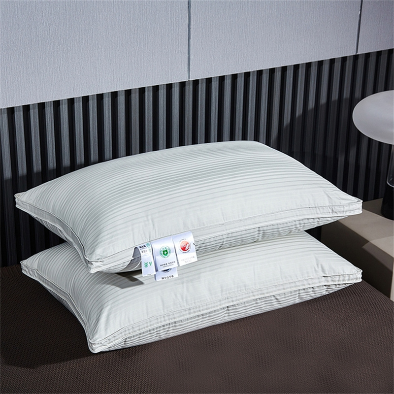 Almofada de enchimento de três camadas com listras de cetim