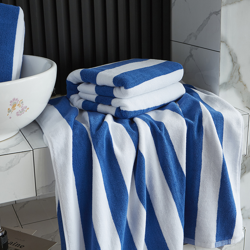 Toalha de praia com listras brancas azuis tingidas de fio